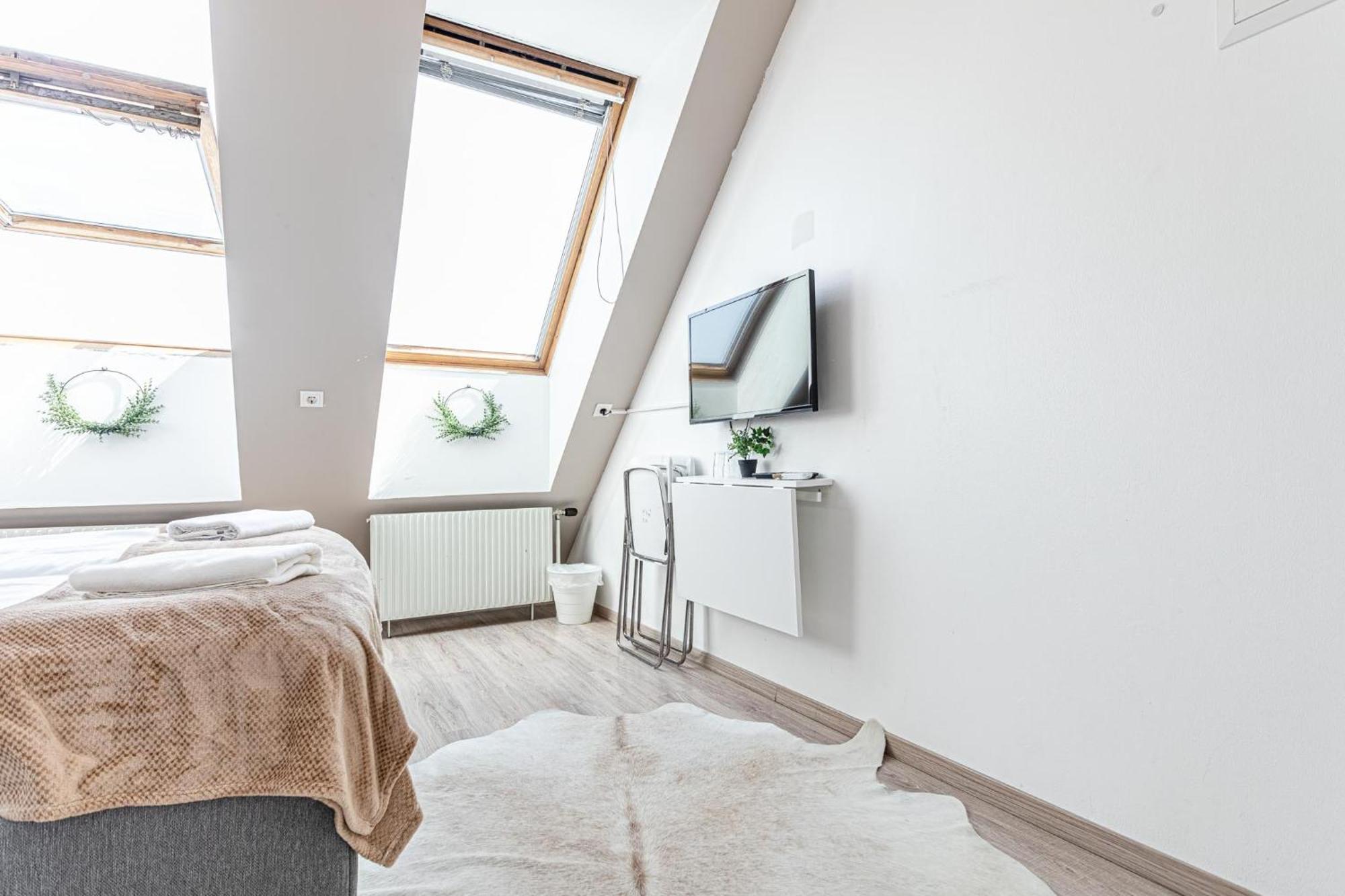 Stunning 12br Shared -floor Perfect For 24 People Group *
