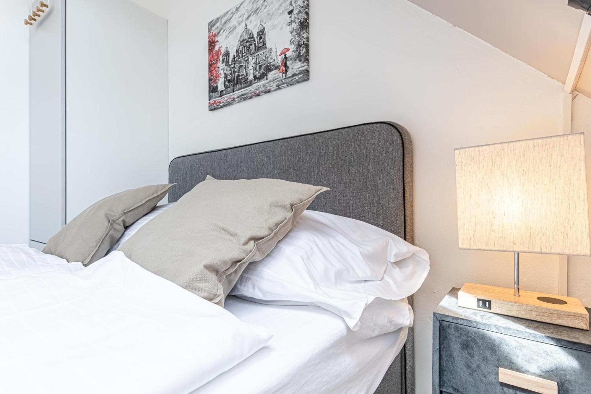 Stunning 12br Shared -floor Perfect For 24 People Group