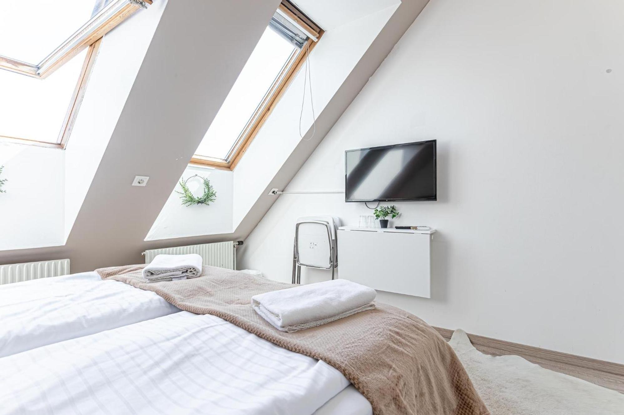 Stunning 12br Shared -floor Perfect For 24 People Group