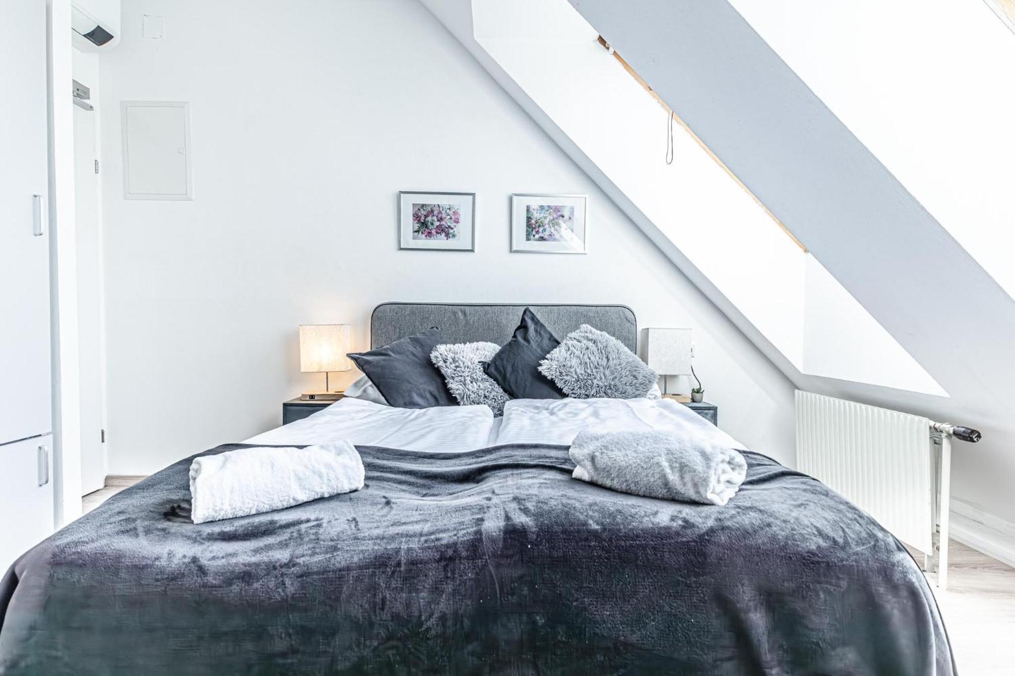 Appartamento Stunning 12br Shared -floor Perfect For 24 People Group Vienna