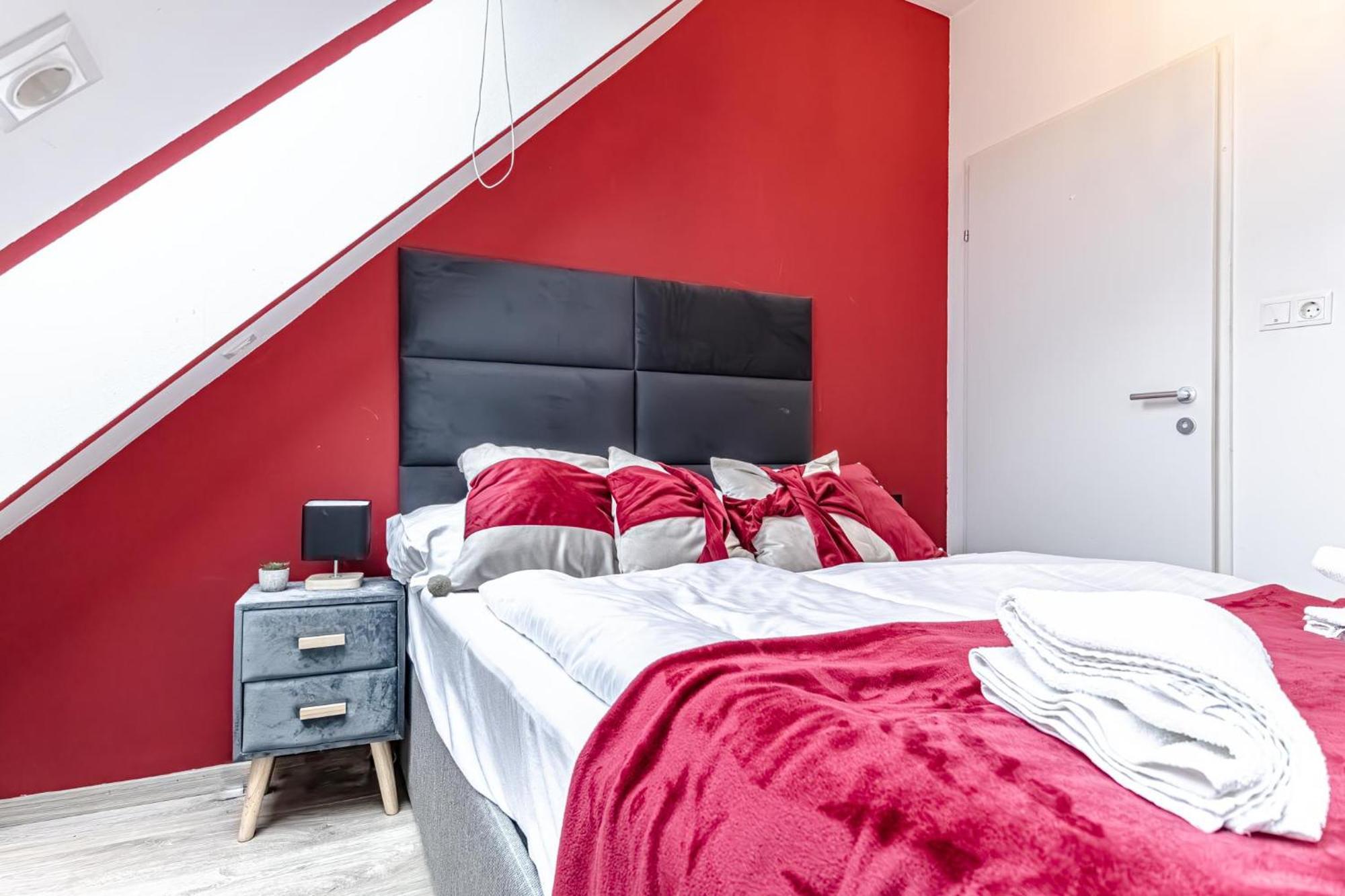 Stunning 12br Shared -floor Perfect For 24 People Group *