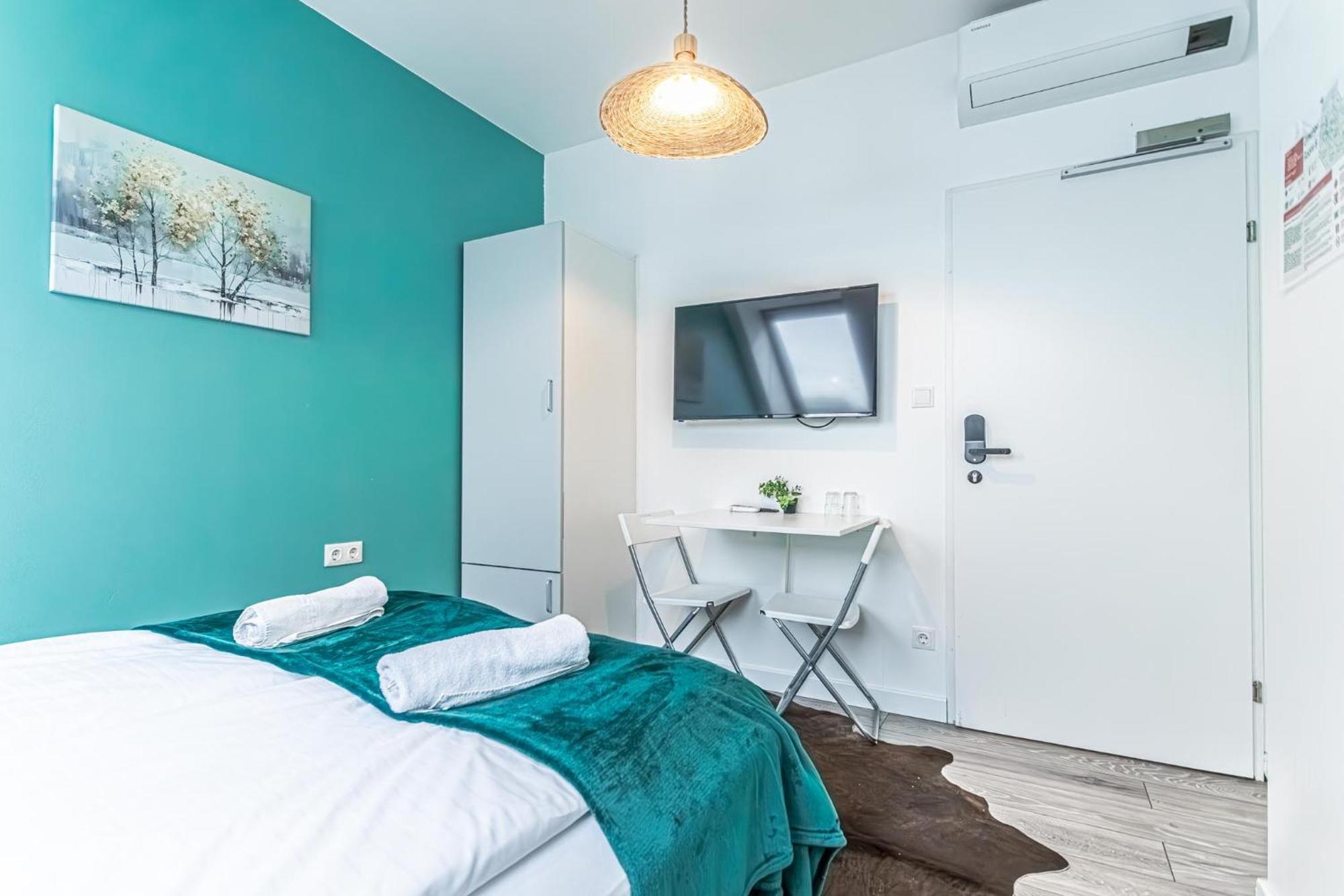 Stunning 12br Shared -floor Perfect For 24 People Group