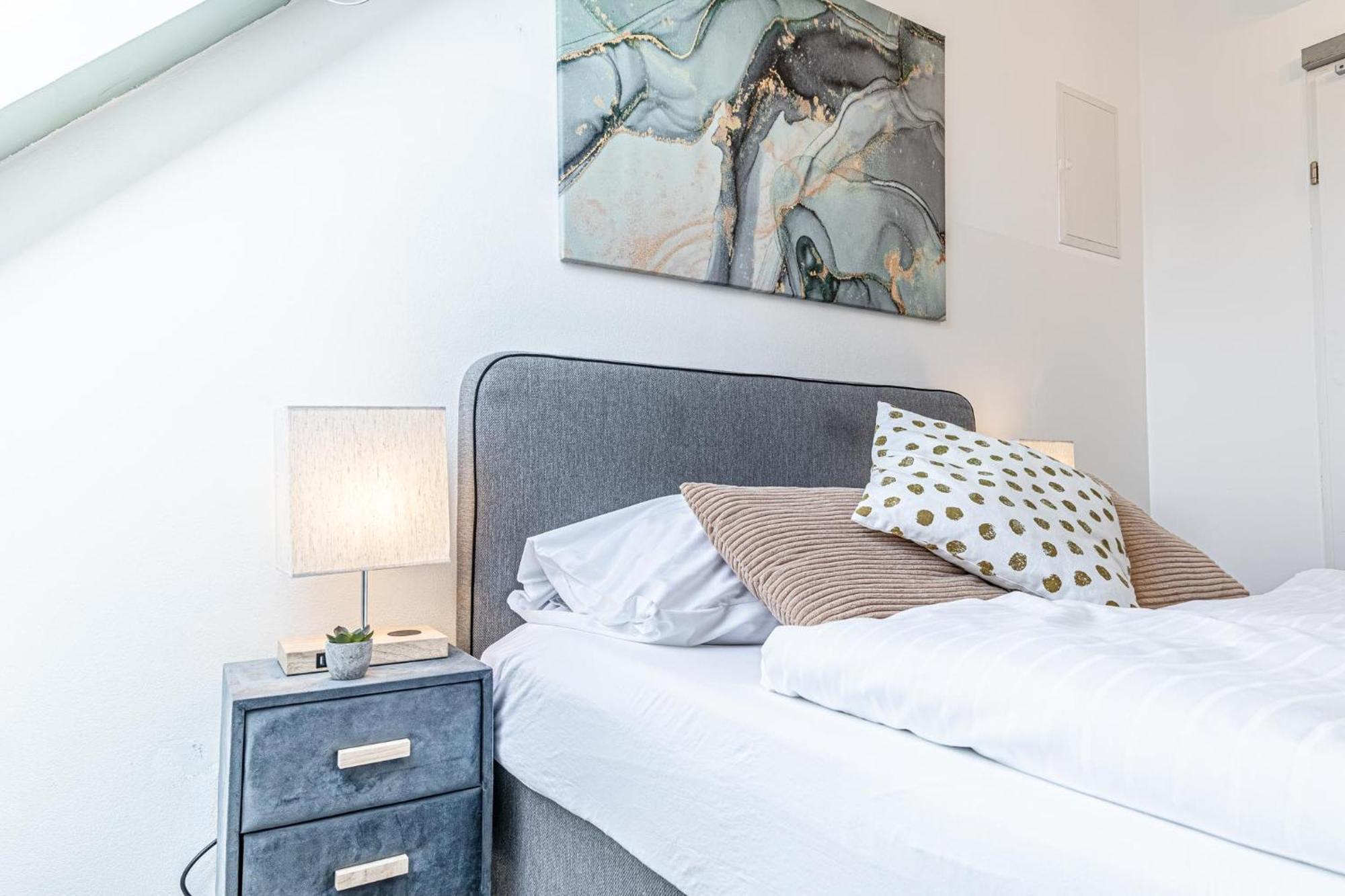 Stunning 12br Shared -floor Perfect For 24 People Group *