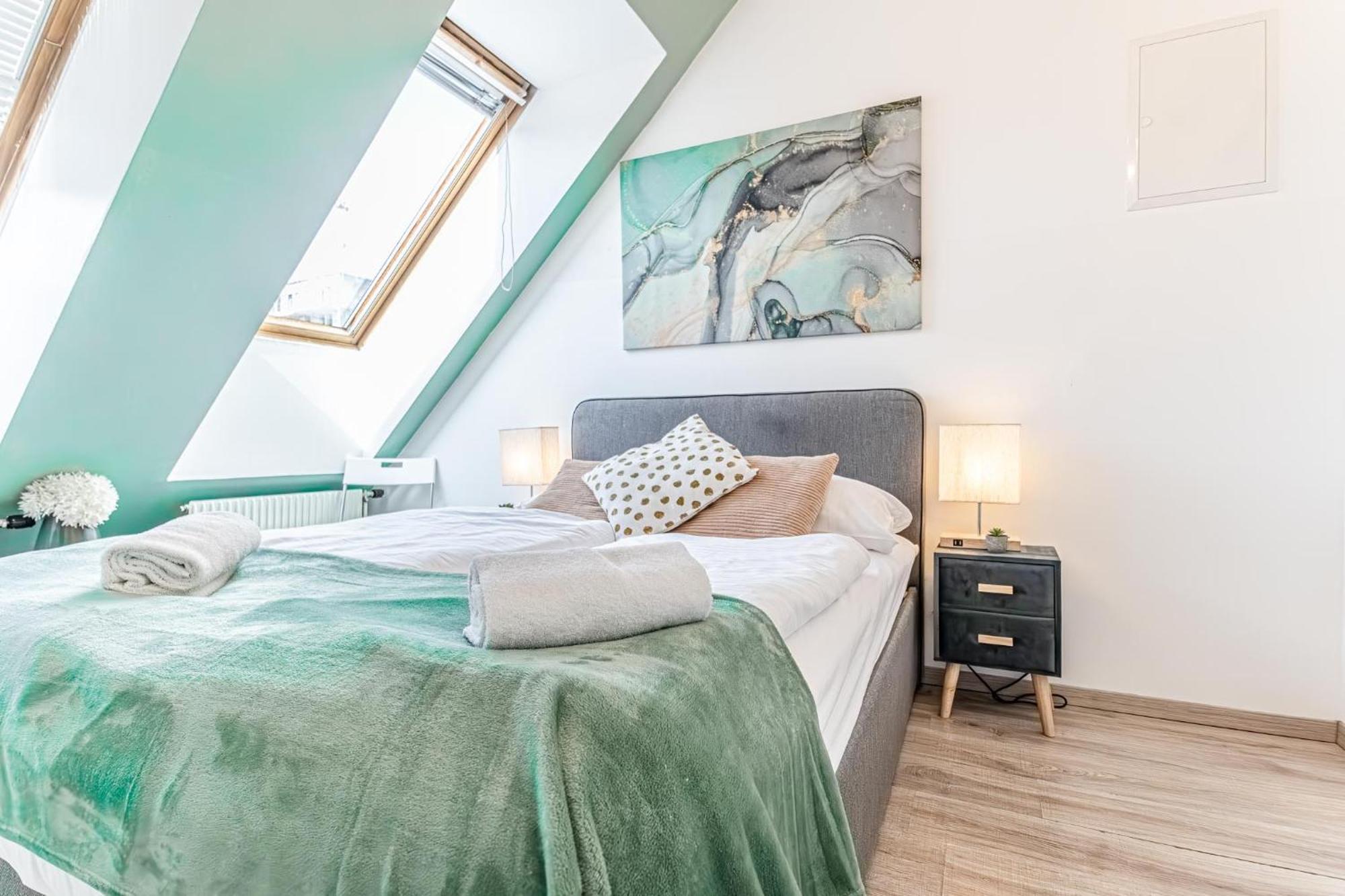 Appartamento Stunning 12br Shared -floor Perfect For 24 People Group *