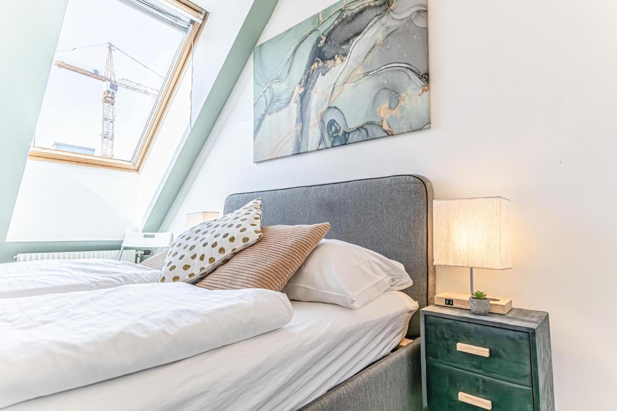 Stunning 12br Shared -floor Perfect For 24 People Group *