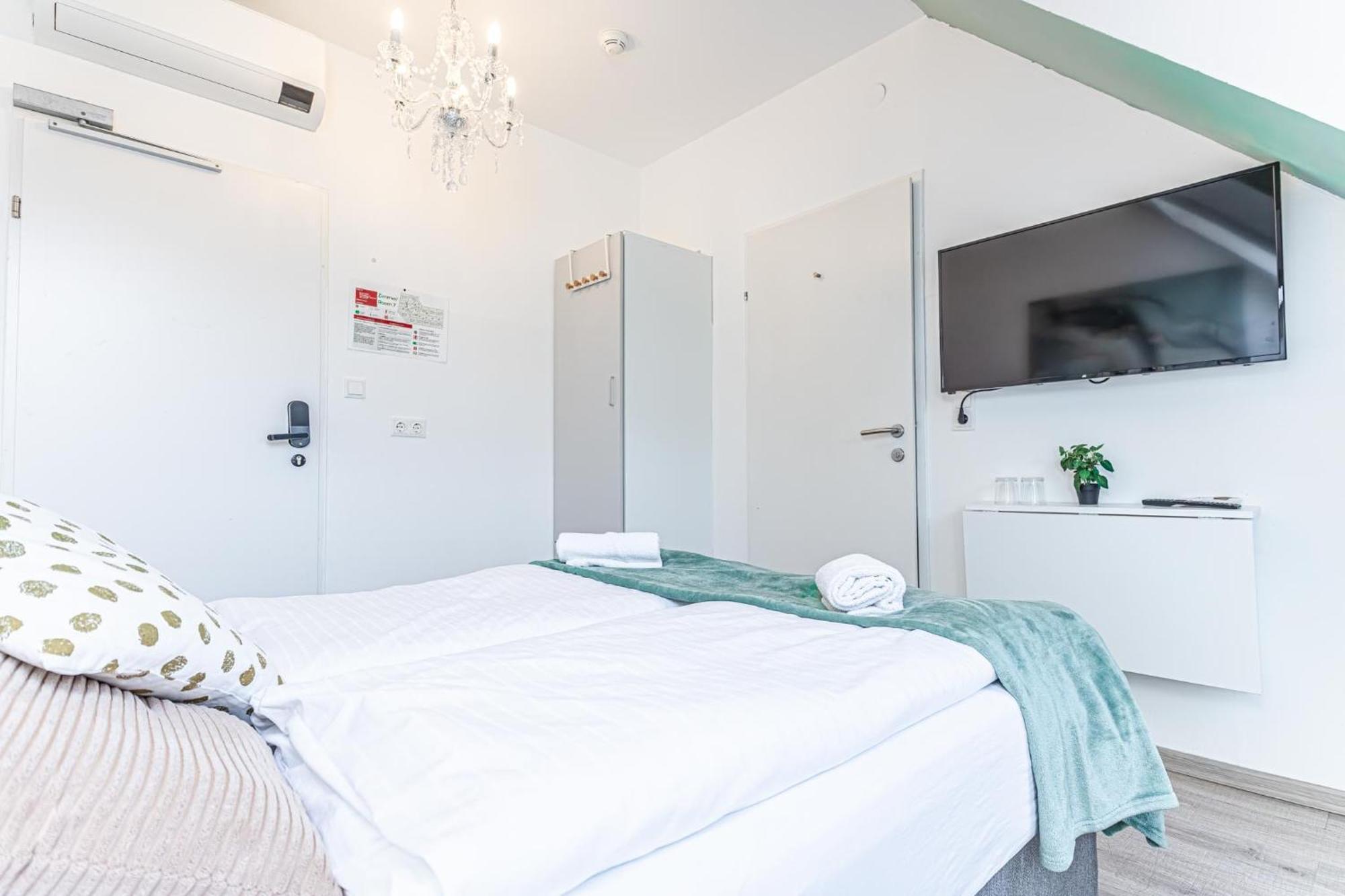 Stunning 12br Shared -floor Perfect For 24 People Group Vienna