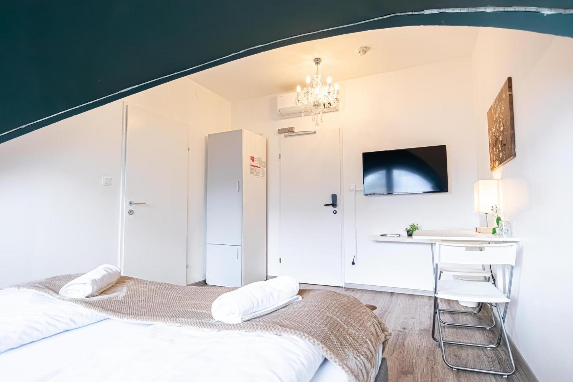 Appartamento Stunning 12br Shared -floor Perfect For 24 People Group Vienna