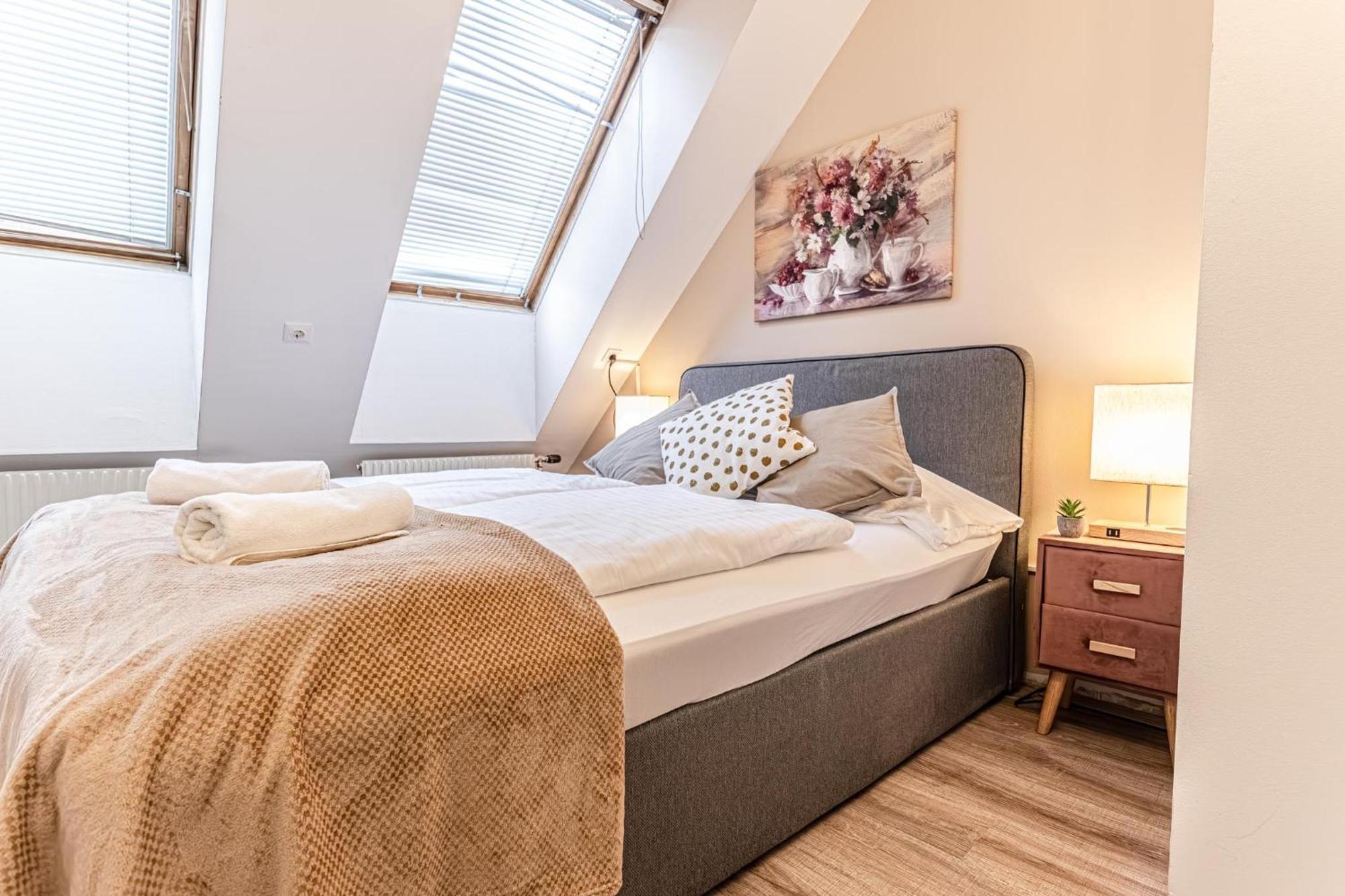 Stunning 12br Shared -floor Perfect For 24 People Group * Vienna