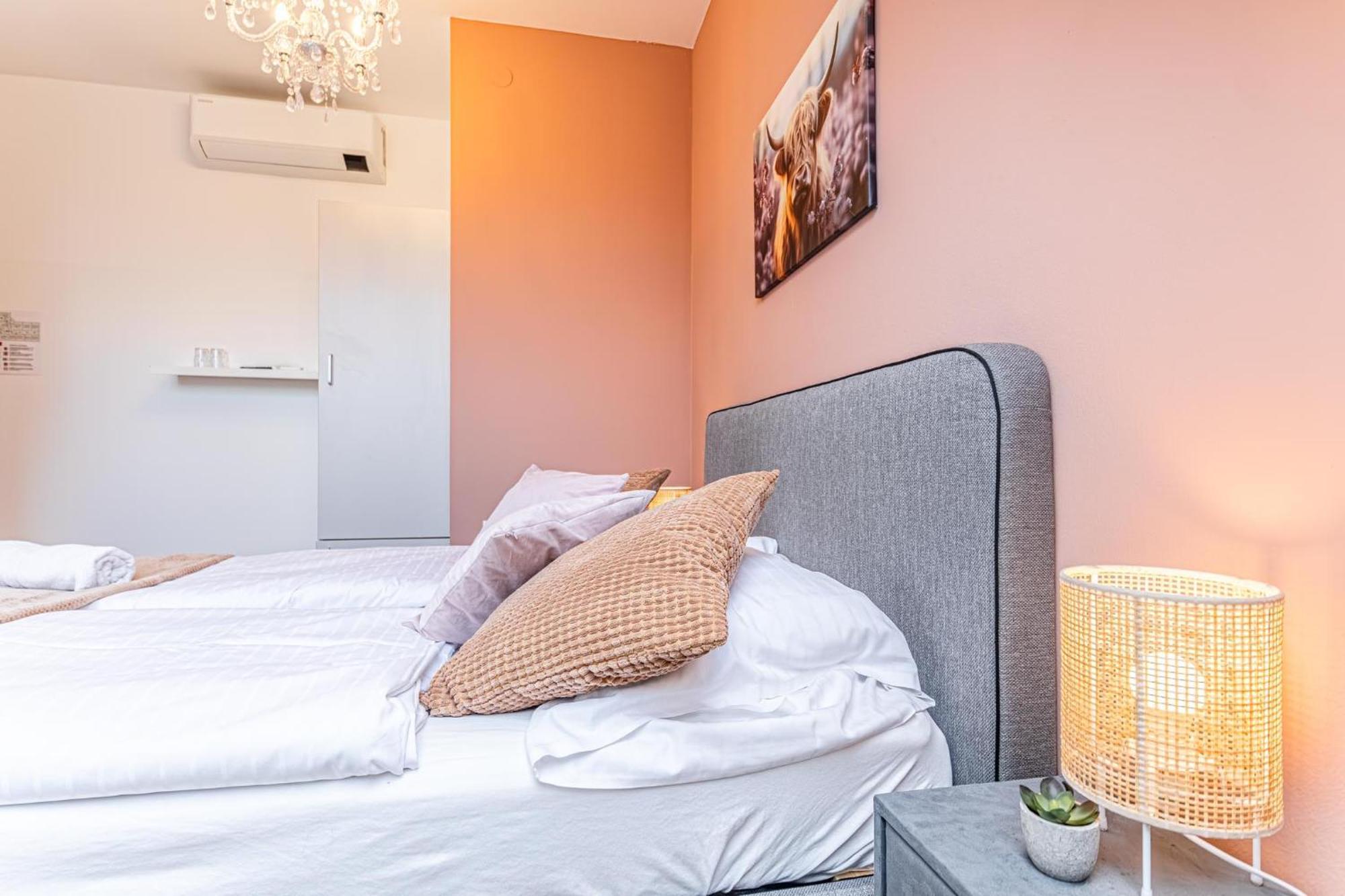 Stunning 12br Shared -floor Perfect For 24 People Group *